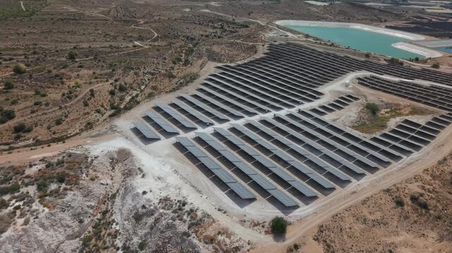 Vista a&eacute;rea de una planta solar al pie de balsas de riego de vid en terreno semides&eacute;rtico , como estas instalaciones cambian el entorno y ocupan terrenos tradicionalmente de cultivo