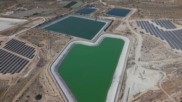 Vista a&eacute;rea de una mega planta solar fotovoltaica , concepto del cambio de uso de las tierras de cultivo por la instalaci&oacute;n de placas solares.	