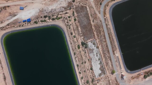 Vista a&eacute;rea de una mega planta solar fotovoltaica , concepto del cambio de uso de las tierras de cultivo por la instalaci&oacute;n de placas solares.	