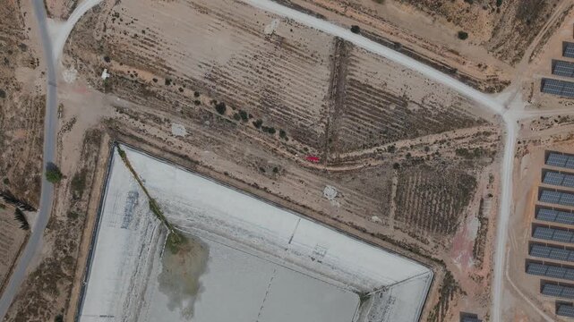 Vista a&eacute;rea de una mega planta solar fotovoltaica , concepto del cambio de uso de las tierras de cultivo por la instalaci&oacute;n de placas solares.	