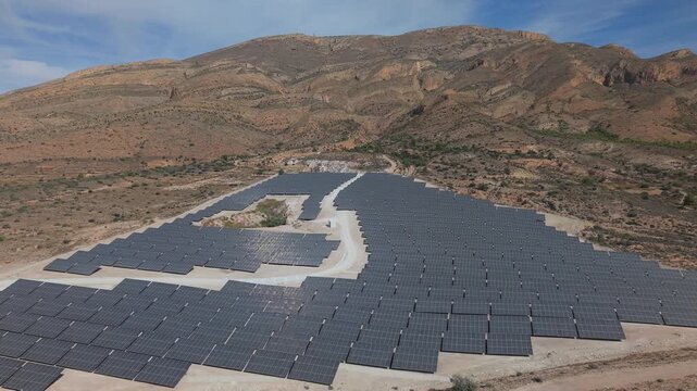 Vista a&eacute;rea de una planta solar al pie de una monta&ntilde;a en terreno semides&eacute;rtico , como estas instalaciones cambian el entorno y ocupan terrenos tradicionalmente de cultivo