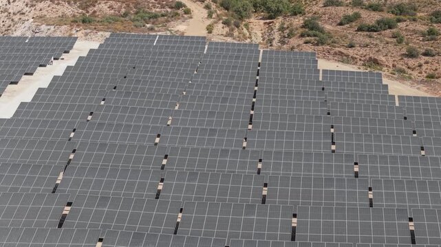 Vista a&eacute;rea de una mega planta solar fotovoltaica , concepto del cambio de uso de las tierras de cultivo por la instalaci&oacute;n de placas solares.	