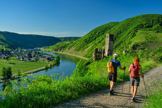 Man and woman are hiking on Moselsteig trail near Beilstein