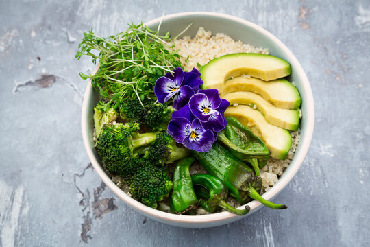 Detox bowl of brokkoli, quinoa, avocado, Pimientos de Padron, cress and pansies
