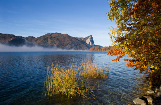 Austria, Salzkammergut, View of mondsee lake with drachenwand mountains