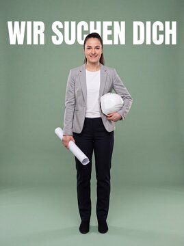Junge Ingenieurin mit Bauhelm und Bauplan sucht neue Stelle