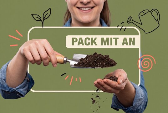 Pack mit an Frau h&auml;lt Pflanzkelle mit Erde f&uuml;r Gartenarbeit