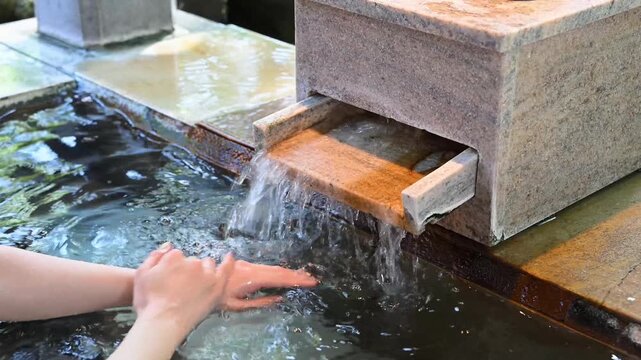 温泉を楽しむ女性