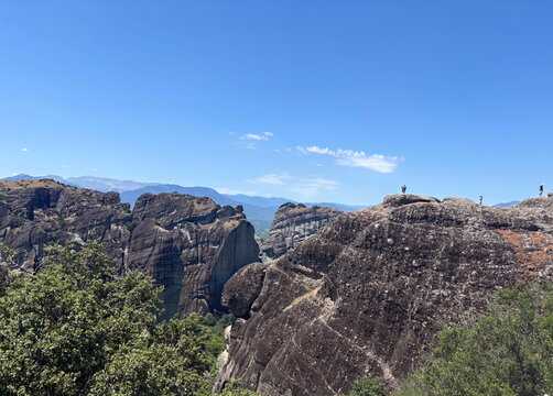 Adrenaline hunters do not consider the danger of falling off the cliff in search of incredible views.