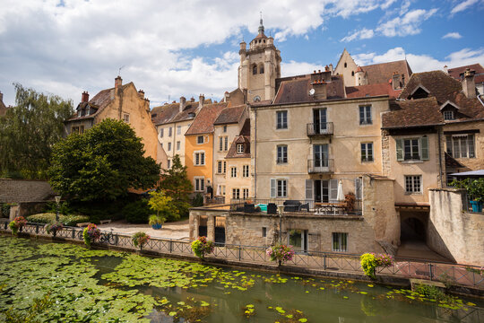 La vieille ville et le canal aux n&eacute;nuphars &agrave; Dole, dans le Jura - France