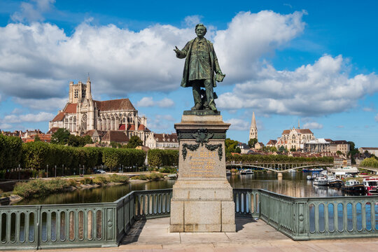 Vue sur la ville d'Auxerre depuis le pont Paul Bert, avec sa statue en premier plan - France