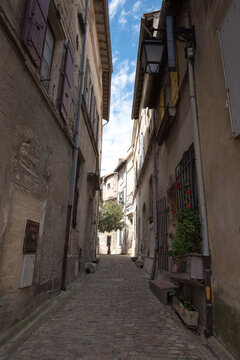 H&uuml;bsche farbenfrohe Fassaden in der historischen Altstadt von Arles in der Provence Frankreich