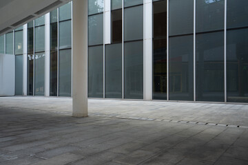 Obraz premium Empty plaza under modern building glass curtain wall