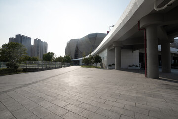 Obraz premium Empty plaza under modern architecture with high buildings in background