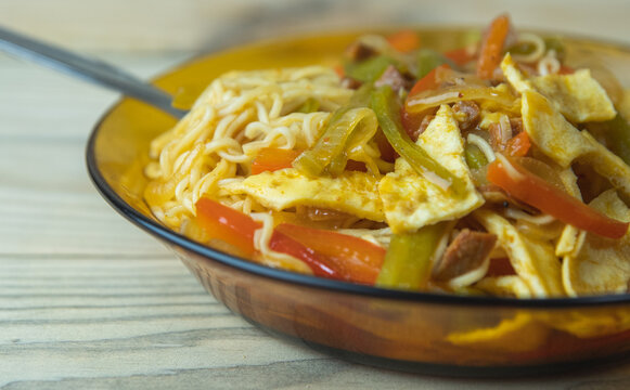 Fideos salteados con verduras en un wok caseros con salsa de soja