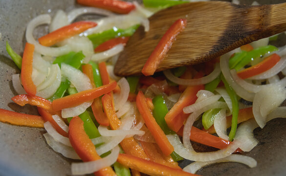 Verduras variadas salteadas en un wok casero con salsa de soja