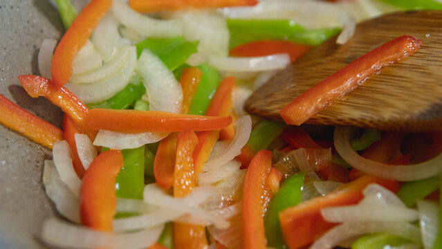 Verdura salteada en un wok, pimientos y cebolla con salsa de soja