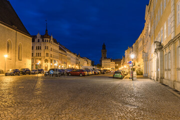 Obraz premium Stunning night cityscape of Görlitz, Germany. Beautifully illuminated historic Old Town, medieval architecture, and bright street lights highlighting the rich cultural heritage at dusk.