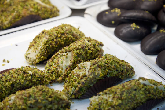 Delicious Sicilian cannoli filled with sweet cream and dusted with powdered sugar