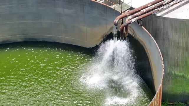 Aerial photography reveals a water storage and circulation tank in a food factory, conveying industrial water management, production reliability, environmental responsibility and sustainability.
