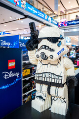 Obraz premium Bangkok, Thailand - June 22, 2025: Close up of Life-sized LEGO Stormtrooper figure from Star Wars inside toy store display.