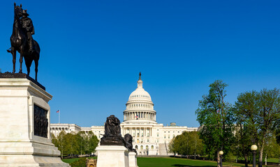 Obraz premium Federal building on Capitol Hill. US federal government symbol stands tall. Federal architecture shows classic columns. Washington Capitol represents federal authority.