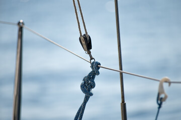 Obraz premium Pully on sailboat guardrail
