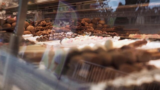 Schokoladenfr&uuml;chte und verschiedene S&uuml;&szlig;waren an einem Verkaufsstand