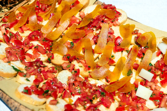 Vassoio con bruschette condite con bottarga di muggine e pomodorini freschi, Cibo Sardo 