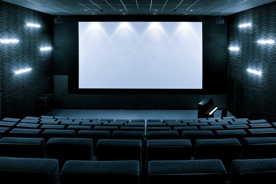 salle de cinema  , ecran blanc , projection de films , cin&eacute;mat&egrave;que ,salle vide , esth&eacute;tique , cinema , salle de projection , fauteuils , gris , espace cin&eacute; , rang&eacute;e de fauteuils , acoustique , 
