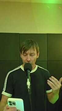 homem cantando com microfone em karaok&ecirc; 