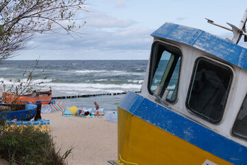 wzburzone morze Bałtyckie plaża w Rewalu kuter rybacki © Arek mały
