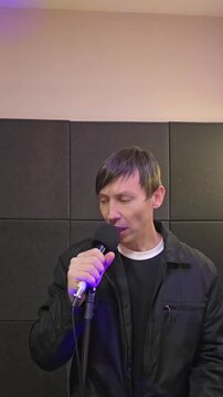homem cantando com microfone em karaok&ecirc; 