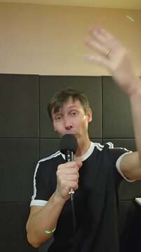 homem cantando com microfone em karaok&ecirc; 