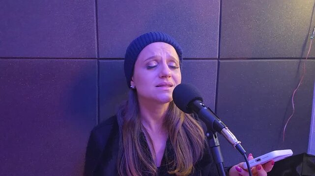 Mulher cantando com microfone em karaok&ecirc; 