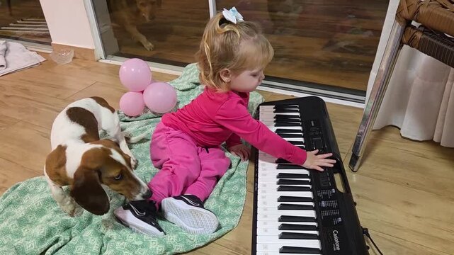 bebe fofa brincando com teclado 