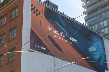 Obraz premium TELUS Communications Inc sponsored Apple iPhone mural at King St W and Spadina (southeast corner), Toronto