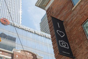Obraz premium Thomson Reuters building and wall banner outside 500px, Duncan St and Adelaide St W, Toronto