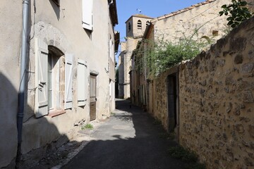 Obraz premium Vieille rue bordée de maisons typiques, village de Lagrasse, département de l'Aude, France