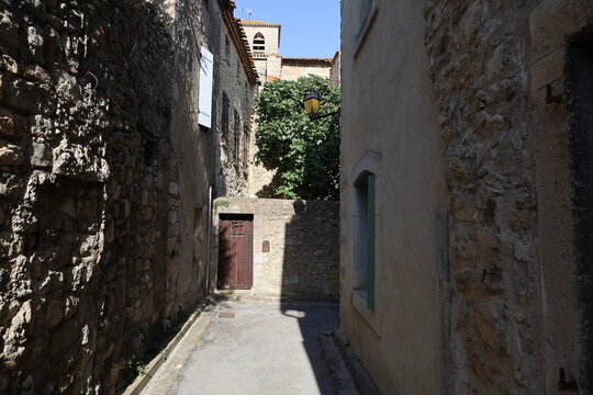 Vieille rue bord&eacute;e de maisons typiques, village de Lagrasse, d&eacute;partement de l'Aude, France