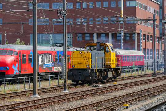 Former NS locomotive and now running for DB Cargo is leaving Amersfoort