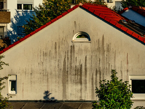 Feuchte und verschmutzte Hauswand an der Wetterseite
