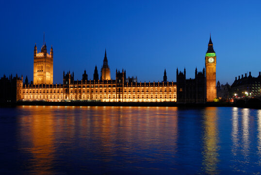 houses of parliament London at dusk