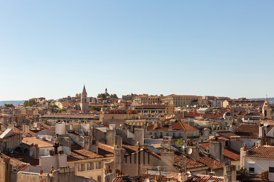 Vue panoramique sur les toits de la ville de Marseille sous un grand ciel bleu