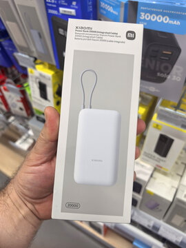 Discovering a new Xiaomi power bank in a technology store