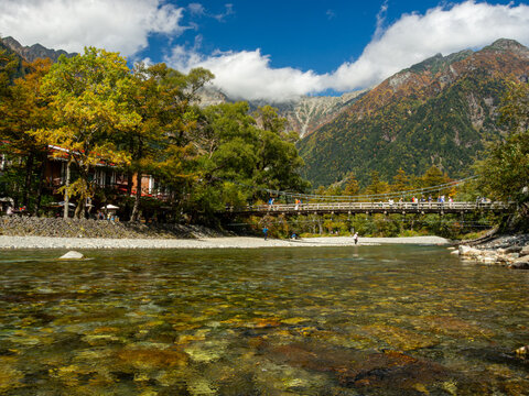 Kappa Bridge and Azusa River under clear blue sky in late September / 9月下旬の快晴の上高地・梓川の清流と河童橋、色付き始めた秋の絶景