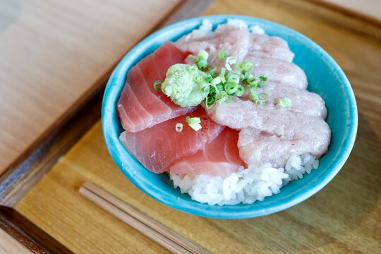 マグロ丼。赤身の切り身とネギトロを半分ずつ盛り付けた一杯