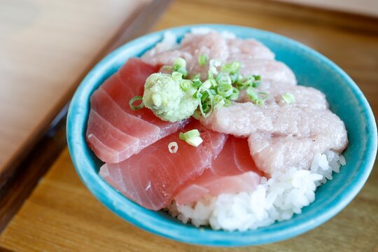 マグロ丼。赤身の切り身とネギトロを半分ずつ盛り付けた一杯