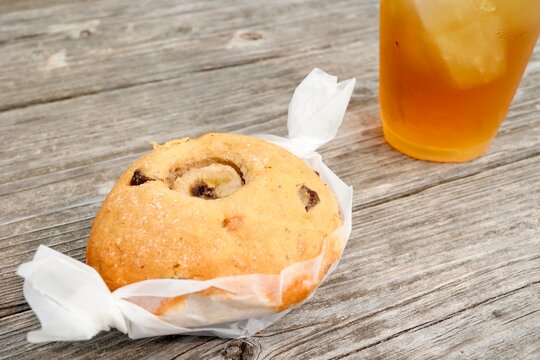 ブルーベリーマフィンとドリンクの一部。木製テーブル