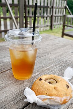 ブルーベリーマフィンとドリンクの一部。木製テーブル